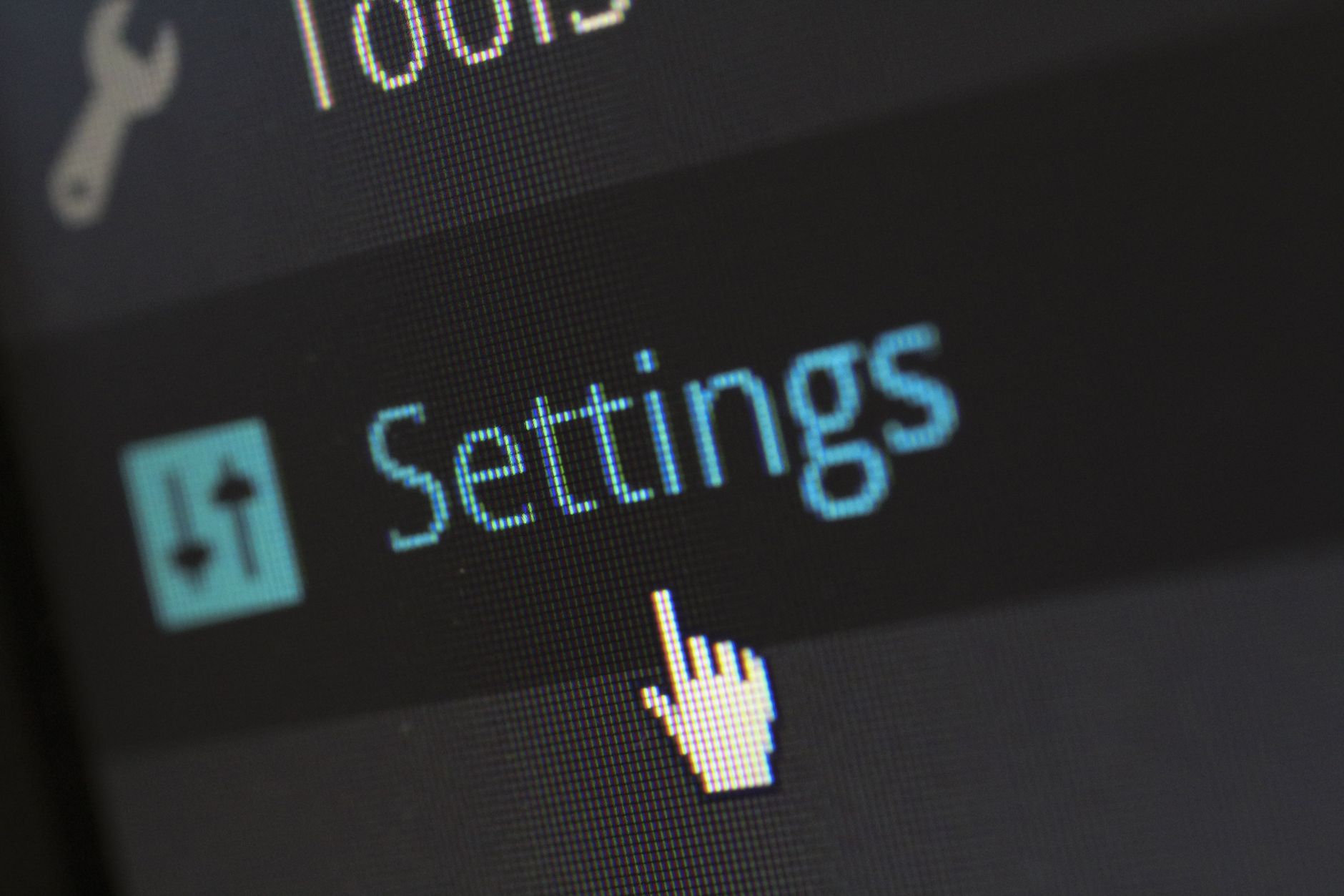 Fingers configuring screen lock parameters